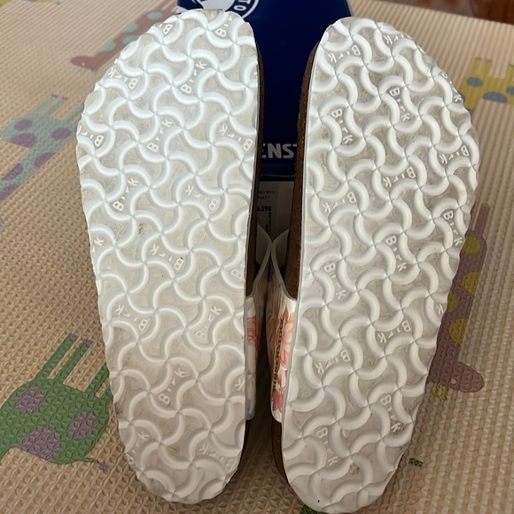 Birkenstock Women’s Gizeh BS Supernatural Flowers White- Gently Used, size 9 - Picture 8 of 11